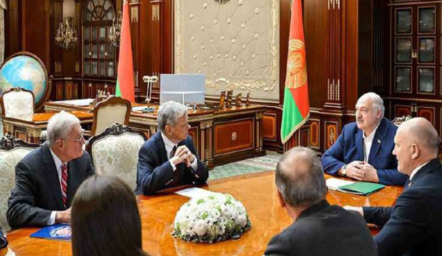 ဘယ်လာရုစ်သမ္မတလူကာရှန်ကိုနှင့် အမေရိကန်အထူးသံတမန် မင့်ခ်မြို့၌ တွေ့ဆုံဆွေးနွေး