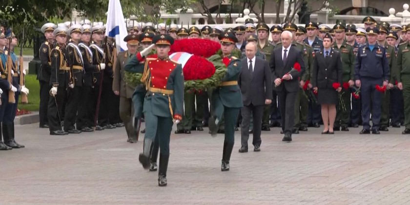 Putin attends ceremony at Tomb of Unknown Soldier