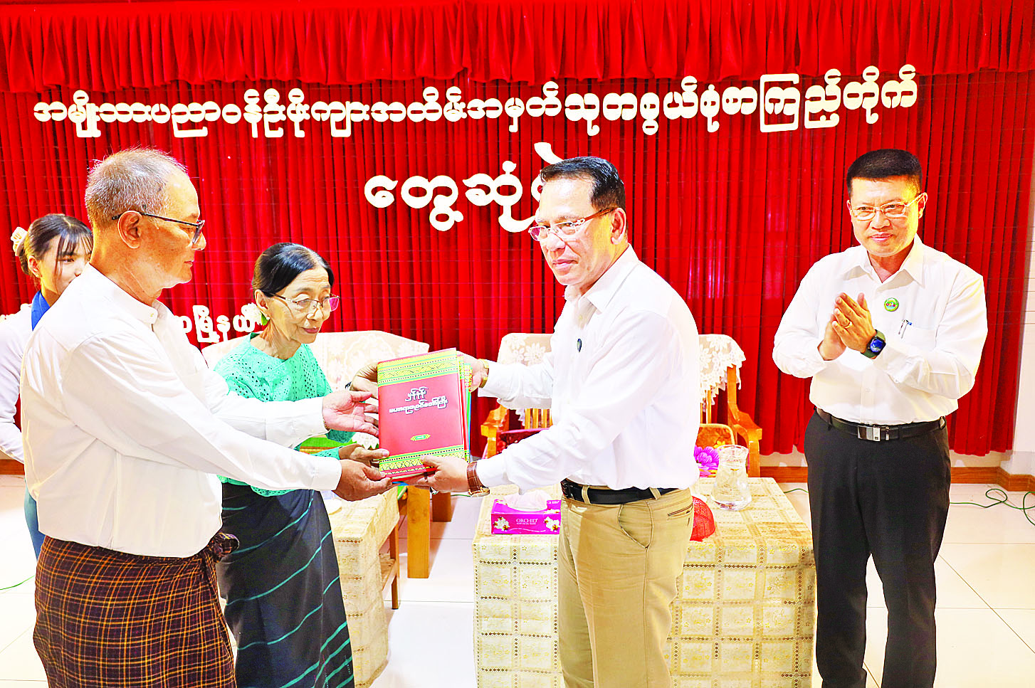 ဟင်္သာတမြို့နယ်၌ တိုးတက်ခိုင်မာအားကောင်းသည့် လူမှုအသိုက်အဝန်းဖော်ဆောင်ရေးလုပ်ငန်းများ ဆောင်ရွက်နေမှု ပြည်ထောင်စုဝန်ကြီး ဦးမောင်မောင်အုန်းနှင့် တိုင်းဒေသကြီးဝန်ကြီးချုပ် ဦးတင်မောင်ဝင်းတို့ ကြည့်ရှုအားပေး