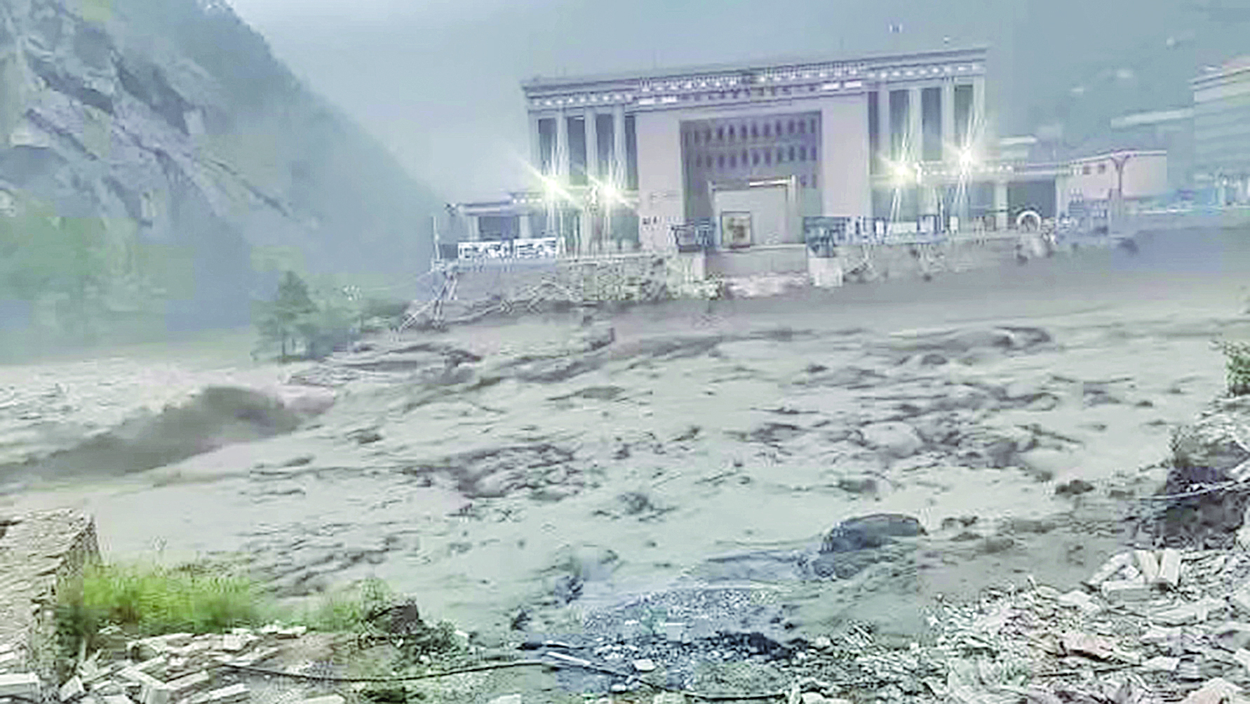တိဗက်ဒေသ၌ မိုးသည်းထန်စွာ ရွာသွန်းမှုနှင့် ရေကြီးမှု တရုတ်-နီပေါ ချစ်ကြည်ရေးတံတား ကျိုးကျသည်အထိဖြစ်ပွား