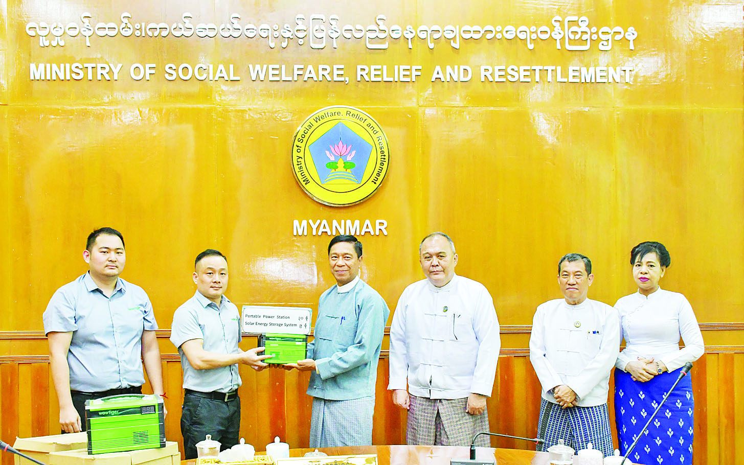 ငလျင်ဘေးသင့်ပြည်သူများအတွက် အလှူငွေနှင့်ပစ္စည်းများ ပေးအပ်လှူဒါန်း