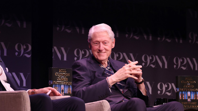 Jeffrey Epstein ထံပေးပို့ခဲ့သည့် Bill Clinton ၏ မှတ်စုကို WSJ က ဖော်ပြ 