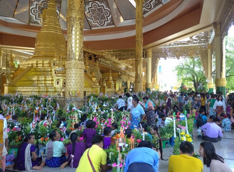ကျောက်ဆည်မြို့နယ် ဆုတောင်းပြည့်မဟာရွေသိမ်တော် တန်ခိုးကြီးဘုရားတွင် ဝါဆိုလပြည့်နေ့၌ ဘုရားဖူး ပြည်သူများစည်ကား