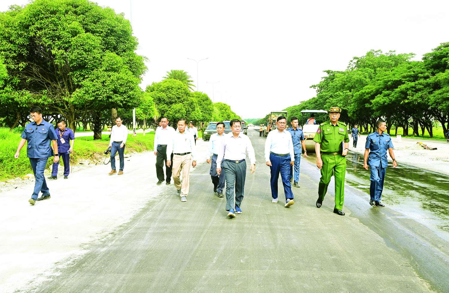 နိုင်ငံတော်စီမံအုပ်ချုပ်ရေးကောင်စီဥက္ကဋ္ဌ နိုင်ငံတော်ဝန်ကြီးချုပ် ဗိုလ်ချုပ်မှူးကြီး မင်းအောင်လှိုင် မန္တလေးငလျင်ကြီးကြောင့် ထိခိုက်ပျက်စီးမှုများဖြစ်ပေါ်ခဲ့သည့် ရာဇဌာနီလမ်းမကြီးပေါ်ရှိ လမ်းပျက်စီးနေရာများအား Regulating Course Mix Design ဖြင့် ပြန်လည်အဆင့်မြှင့်တင်ပြုပြင်နေမှု ကြည့်ရှုစစ်ဆေး