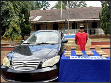 ပြစ်မှုကျူးလွန်သူအား ဖမ်းဆီးရမိသည့် စိတ်ကြွရူးသွပ်ဆေးပြားများနှင့်အတူ တွေ့ရစဉ်။