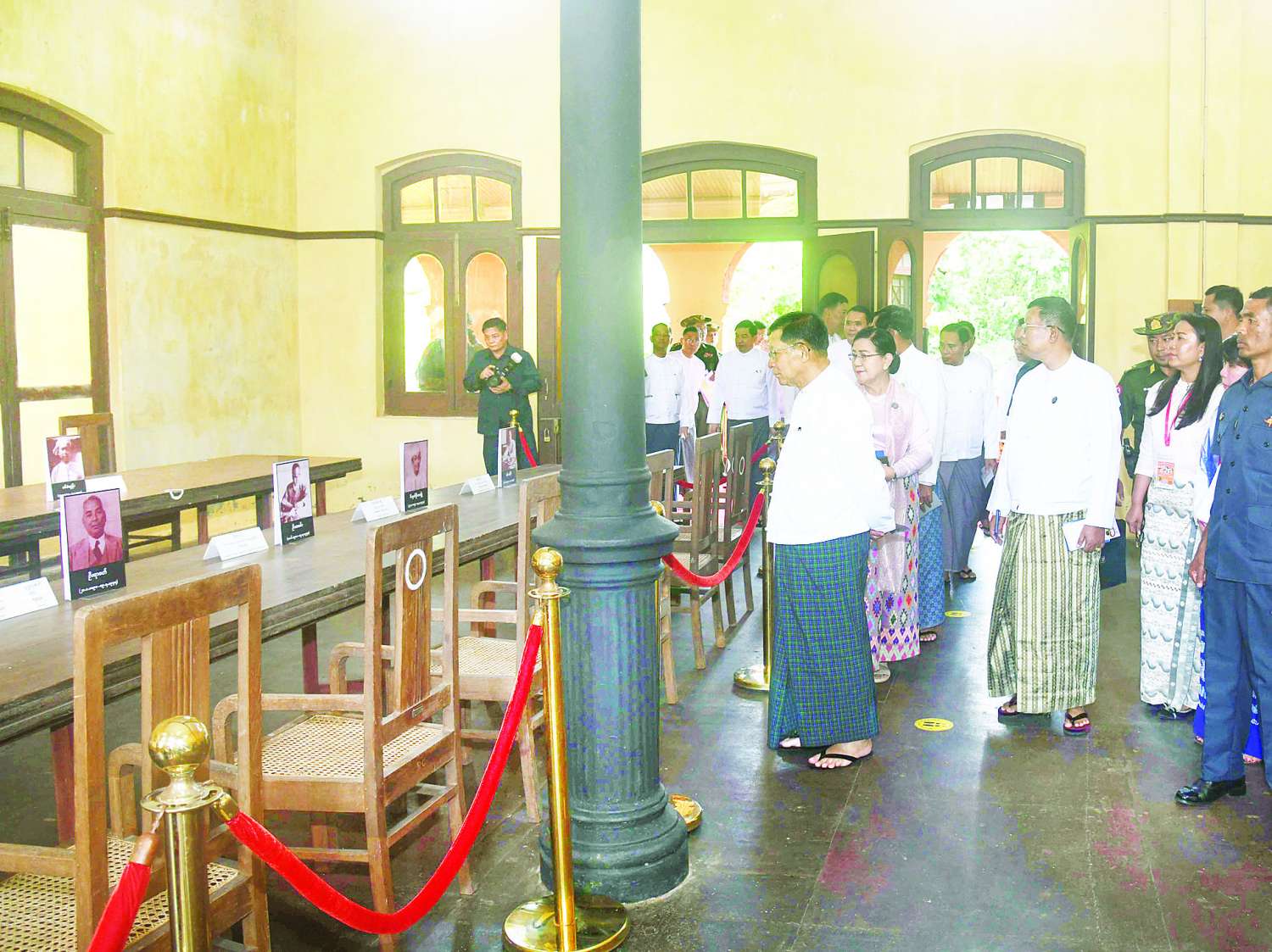 နိုင်ငံတော်စီမံအုပ်ချုပ်ရေးကောင်စီဥက္ကဋ္ဌ နိုင်ငံတော်ဝန်ကြီးချုပ် ဗိုလ်ချုပ်မှူးကြီး မင်းအောင်လှိုင် ဗိုလ်ချုပ်အောင်ဆန်းပြတိုက် (ရန်ကုန်) နှင့် ဝန်ကြီးများရုံး(အတွင်းဝန်ရုံး) ပြင်ဆင်ခင်းကျင်းပြသထားရှိမှုများ ကြည့်ရှုစစ်ဆေး