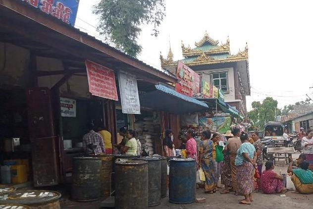 ဆီဝယ်ယူခွင့်စာအုပ်တစ်အုပ်လျှင် စားအုန်းဆီ(၂)ပိဿာနှုန်းဖြင့် ဈေးနှုန်း ချိုသာစွာရောင်းချပေး