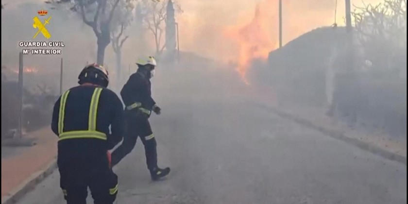 The Spanish Civil Guard checks that residents have left the vicinity of a fire near Toledo