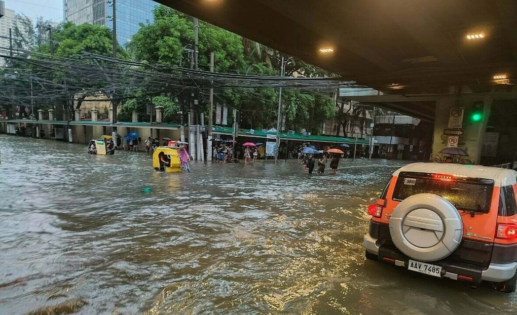 တိုင်ဖွန်းမုန်တိုင်း ဝီဖာကြောင့် ရေကြီးမှုများဖြစ်ပွားပြီးနောက် ဖိလစ်ပိုင် နိုင်ငံသား သောင်းချီကာ ရွှေ့ပြောင်းခဲ့ရ