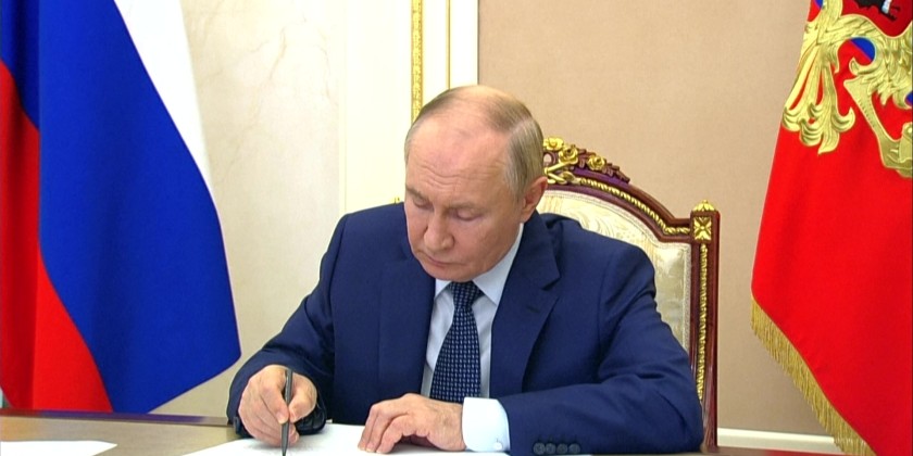 Putin holds video conference with members of Russian government