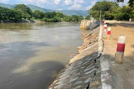 ဇော်ဂျီမြစ်ရေလျှံတက်မှုမှ ကာကွယ်ရန် ငပြောင်ရေလွှဲဆည် အထက်ပိုင်း မြောင်းပေါင် ဝဲ/ယာ၌ ရေတားနံရံ ကျောက်စီခြင်းနှင့် မြစ်အတွင်း ပျက်စီးနေသည့် ကျောက်ဆလံများအား ပြန်လည်ပြုပြင်