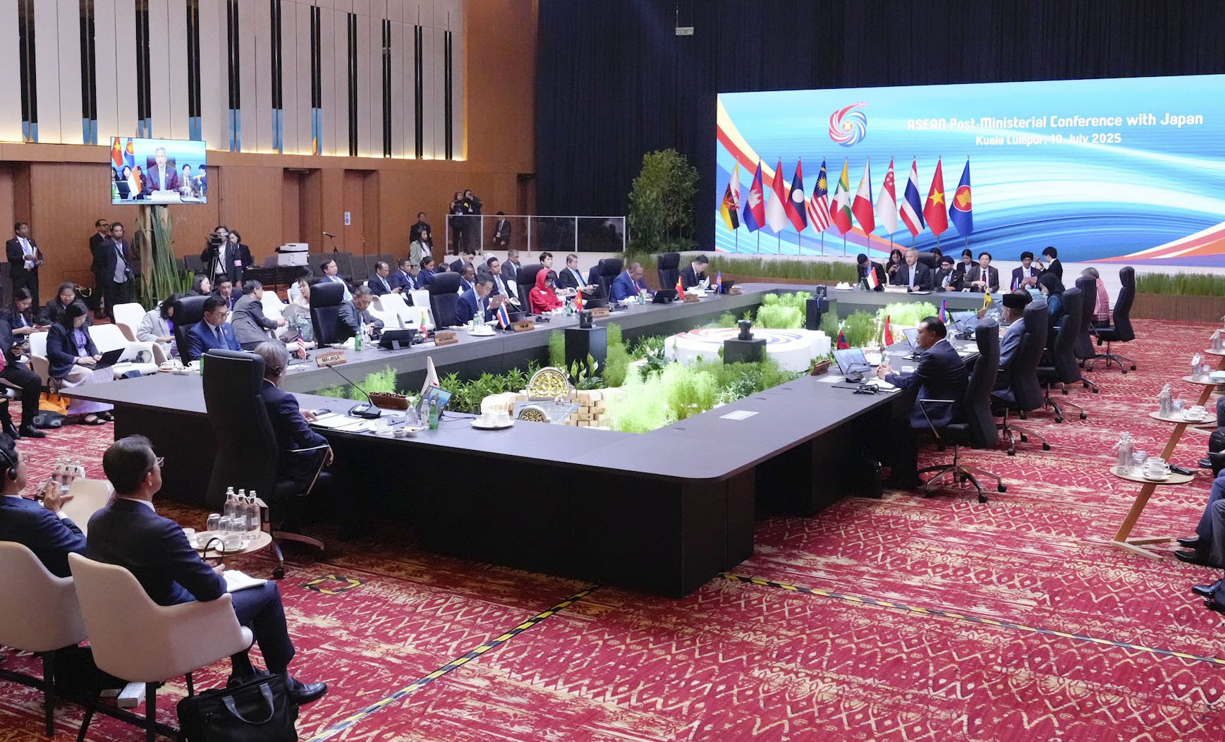 တင်းမာမှုများအကြားမှ ဂျပန်နိုင်ငံသည် အာဆီယံနှင့် လွတ်လပ်၍ မျှတသော ကုန်သွယ်ရေး ဆွေးနွေးပွဲကျင်းပ