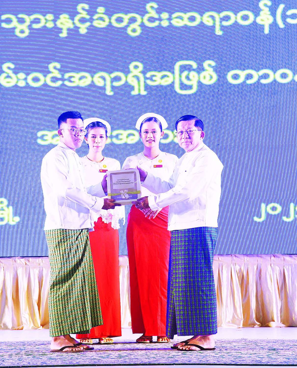 နိုင်ငံတော်စီမံအုပ်ချုပ်ရေးကောင်စီဥက္ကဋ္ဌ နိုင်ငံတော်ဝန်ကြီးချုပ် ဗိုလ်ချုပ်မှူးကြီး မင်းအောင်လှိုင် ကျန်းမာရေးဝန်ကြီးဌာန ဆရာဝန် (သစ်လွင်) များနှင့် သွားနှင့်ခံတွင်းဆရာဝန် (သစ်လွင်) များအား နိုင်ငံ့ဝန်ထမ်း ပြန်တမ်းဝင်အရာရှိအဖြစ် တာဝန်ပေးအပ်ခြင်း ခန့်အပ်လွှာပေးအပ်ပွဲအခမ်းအနားသို့ တက်ရောက်အမှာစကားပြောကြား
