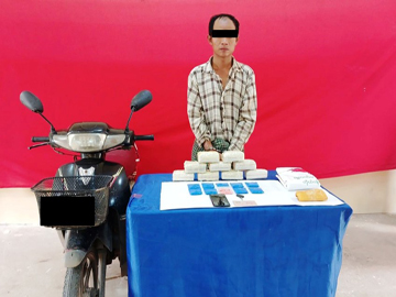 ပြစ်မှုကျူးလွန်သူအား ဖမ်းဆီးရမိသည့် စိတ်ကြွရူးသွပ်ဆေးပြားများနှင့်အတူ တွေ့ရစဉ်။