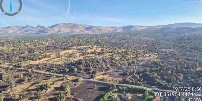 Fire brigade tackle blazing wildfire in centre of Spain