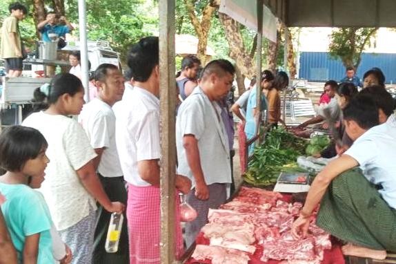 ကျောက်ဆည်မြို့နယ်တွင် ရွေ့လျားစနစ်ဖြင့် အခြေခံစားသောက်ကုန်များအား ဈေးနှုန်းချိုသာစွာဖြင့် ရောင်းချပေး
