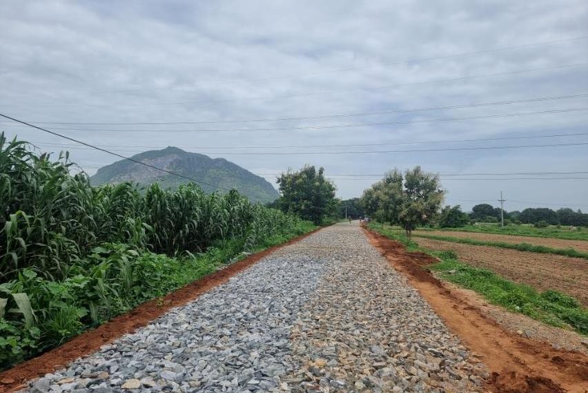မြို့ပြနှင့်ကျေးလက်ကွာဟမှုမရှိရေး ဖျောက်ဆိပ်ကျေးရွာအဝင်လမ်းအား ကွန်ကရစ်ခင်းပေး
