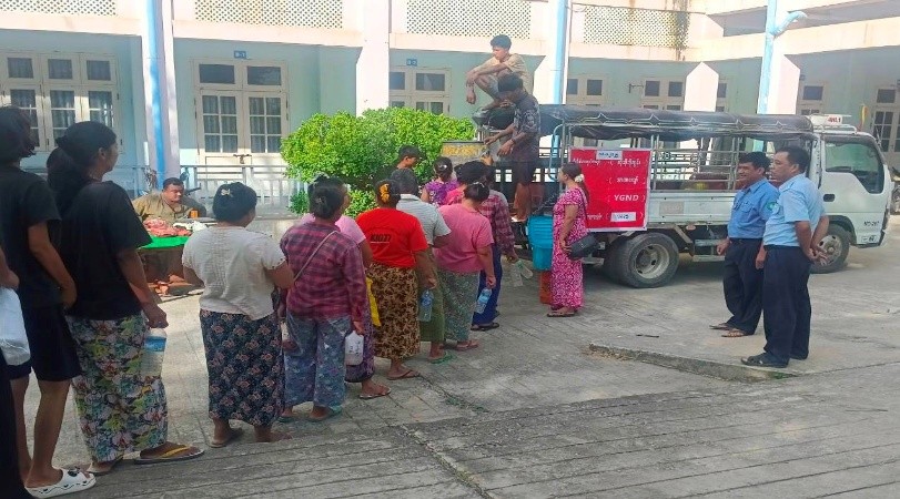 အစိုးရစက်မှုလက်မှုကျောင်း၌ ရွေ့လျားစနစ်ဖြင့် အခြေခံစားသောက်ကုန်များအား ဈေးနှုန်းချိုသာစွာဖြင့် ရောင်းချပေး