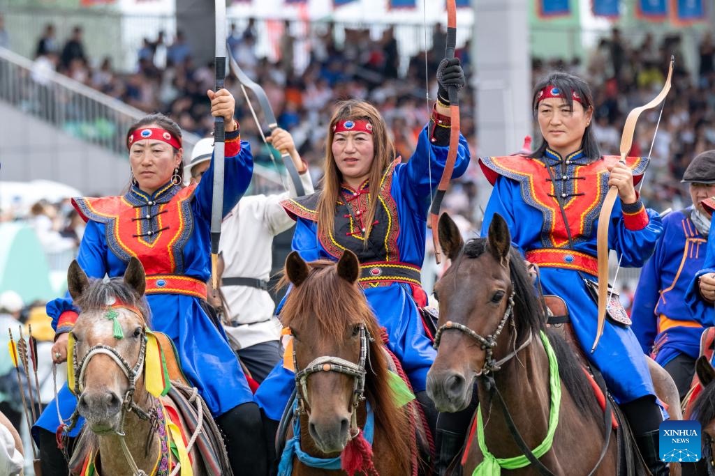 တရုတ်နိုင်ငံ မြောက်ပိုင်း အတွင်းမွန်ဂိုလီးယားဒေသတွင် မြင်းစီးပြပွဲဖြင့် Nadam fair ပွဲတော် ဖွင့်ပွဲအခမ်းအနားကို ၂၀၂၅ ခုနှစ် ဩဂုတ်လ ၈ ရက်တွင် ကျင်းပပြုလုပ်