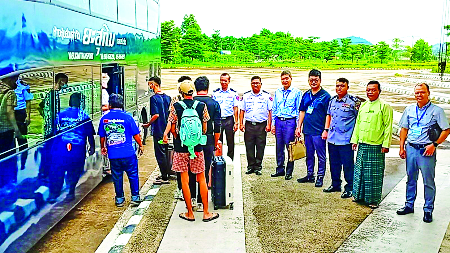 မြန်မာနိုင်ငံအတွင်းသို့ နယ်စပ်လမ်းကြောင်းများမှတစ်ဆင့် တရားမဝင်ဝင်ရောက်လာသည့် ဗီယက်နမ်နိုင်ငံသား ၁၃ ဦး သက်ဆိုင်ရာနိုင်ငံသို့ထပ်မံပြည်နှင် လွှဲပြောင်းပေးအပ်