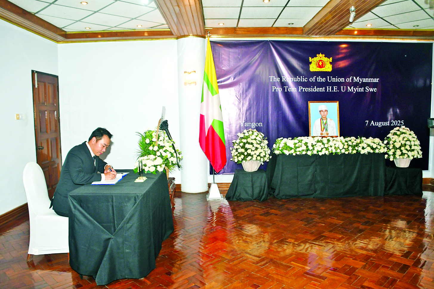 ပြည်ထောင်စုသမ္မတမြန်မာနိုင်ငံတော်၊ ယာယီသမ္မတဦးမြင့်ဆွေ ကွယ်လွန်ခြင်းအတွက် ဝမ်းနည်းကြောင်းမှတ်တမ်းစာအုပ်တွင် ရန်ကုန်မြို့အခြေစိုက်သံရုံးများမှ သံအမတ်ကြီးများနှင့် သံရုံးအကြီးအကဲများ လက်မှတ်ရေးထိုး
