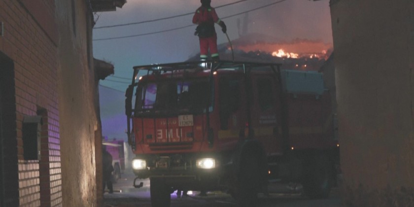 Spanish firefighters battle blazes