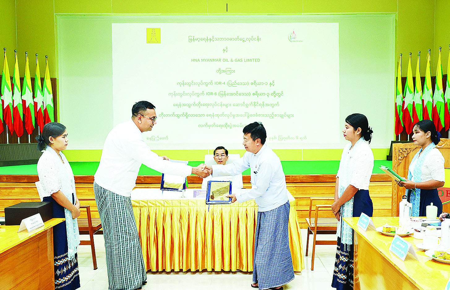 စွမ်းအင်ဝန်ကြီးဌာန ကုန်းတွင်းလုပ်ကွက် IOR-4 (ပြည်ဒေသ) ဧရိယာ - ၁၊ IOR-6 (မြန်အောင်ဒေသ) ဧရိယာ - ၃ နှင့် IOR -7 (ရွှေပြည်သာဒေသ) ဧရိယာ - ၂ တို့တွင် တိုးတက်ထွက်ရှိလာသော ရေနံနှင့် သဘာဝဓာတ်ငွေ့ထုတ်လုပ်မှုအပေါ် ခွဲဝေခံစားသည့်စာချုပ်များ လက်မှတ်ရေးထိုး