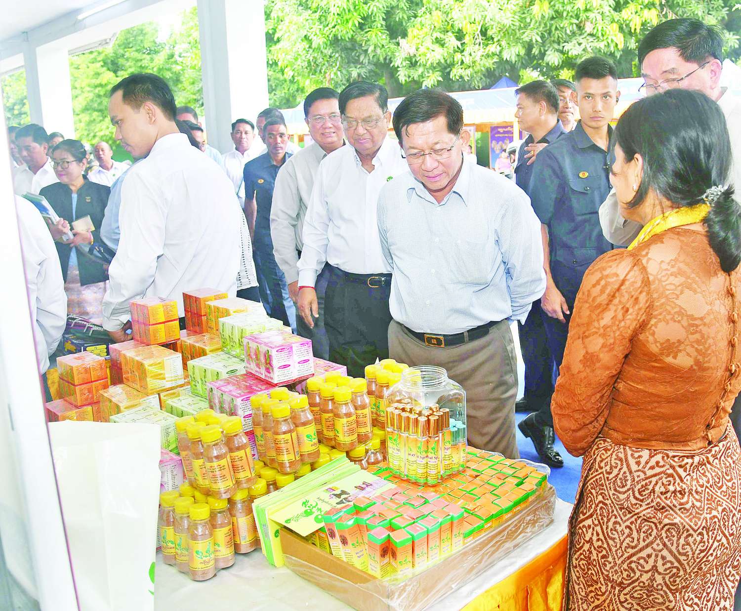 နိုင်ငံတော်လုံခြုံရေးနှင့် အေးချမ်းသာယာရေးကော်မရှင်ဥက္ကဋ္ဌ ဗိုလ်ချုပ်မှူးကြီး မင်းအောင်လှိုင် မကွေးမြို့ရှိ ဌာနဆိုင်ရာတာဝန်ရှိသူများ၊ အသေးစား၊ အငယ်စားနှင့် အလတ်စားစီးပွားရေး (MSME) လုပ်ငန်းရှင်များနှင့် တွေ့ဆုံ၍ ဒေသဖွံ့ဖြိုးတိုးတက်ရေးအတွက် ဆွေးနွေးပြောကြား