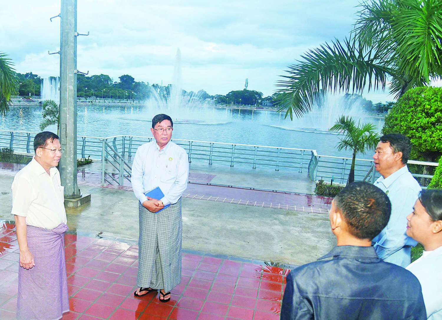 နိုင်ငံတော်လုံခြုံရေးနှင့် အေးချမ်းသာယာရေးကော်မရှင်ဥက္ကဋ္ဌ ဗိုလ်ချုပ်မှူးကြီး မင်းအောင်လှိုင် မကွေးမြို့ရှိ ဌာနဆိုင်ရာတာဝန်ရှိသူများ၊ အသေးစား၊ အငယ်စားနှင့် အလတ်စားစီးပွားရေး (MSME) လုပ်ငန်းရှင်များနှင့် တွေ့ဆုံ၍ ဒေသဖွံ့ဖြိုးတိုးတက်ရေးအတွက် ဆွေးနွေးပြောကြား