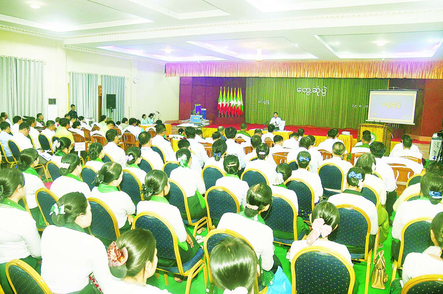 နိုင်ငံတော်လုံခြုံရေးနှင့် အေးချမ်းသာယာရေးကော်မရှင်ဥက္ကဋ္ဌ ဗိုလ်ချုပ်မှူးကြီးမင်းအောင်လှိုင် မင်းဘူးမြို့ရှိ ဌာနဆိုင်ရာတာဝန်ရှိသူများ မြို့မိ မြို့ဖများနှင့် တွေ့ဆုံ၍ ဒေသဖွံ့ဖြိုးတိုးတက်ရေးဆွေးနွေး၊ တက္ကသိုလ်ဝင်စာမေးပွဲတွင် သိပ္ပံဘာသာတွဲ ၆ ဘာသာဂုဏ်ထူးဖြင့် မြန်မာတစ်နိုင်ငံလုံး ပထမရရှိသူနှင့် ၆ ဘာသာဂုဏ်ထူးရှင်တစ်ဦးတို့အား ဂုဏ်ပြုဆုပေးအပ်ချီးမြှင့်
