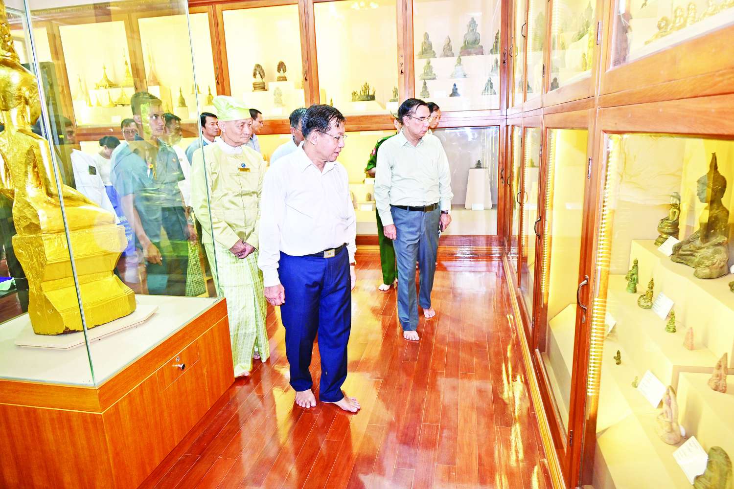 နိုင်ငံတော်လုံခြုံရေးနှင့် အေးချမ်းသာယာရေးကော်မရှင်ဥက္ကဋ္ဌ ဗိုလ်ချုပ်မှူးကြီး မင်းအောင်လှိုင် ပဲခူးမြို့ရှိ ရှေးဟောင်းသမိုင်းဝင် တန်ခိုးကြီးဘုရားစေတီများသို့ သွားရောက်ဖူးမြော်ကြည်ညို ဘုရားဖူးလာပြည်သူများအား ရင်းရင်းနှီးနှီးနှုတ်ဆက်