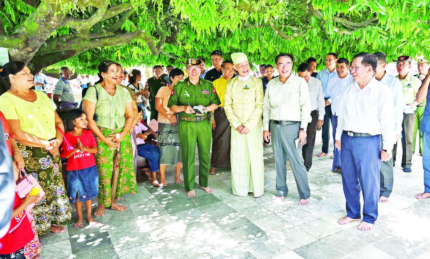 နိုင်ငံတော်လုံခြုံရေးနှင့် အေးချမ်းသာယာရေးကော်မရှင်ဥက္ကဋ္ဌ ဗိုလ်ချုပ်မှူးကြီး မင်းအောင်လှိုင် ပဲခူးမြို့ရှိ ရှေးဟောင်းသမိုင်းဝင် တန်ခိုးကြီးဘုရားစေတီများသို့ သွားရောက်ဖူးမြော်ကြည်ညို ဘုရားဖူးလာပြည်သူများအား ရင်းရင်းနှီးနှီးနှုတ်ဆက်