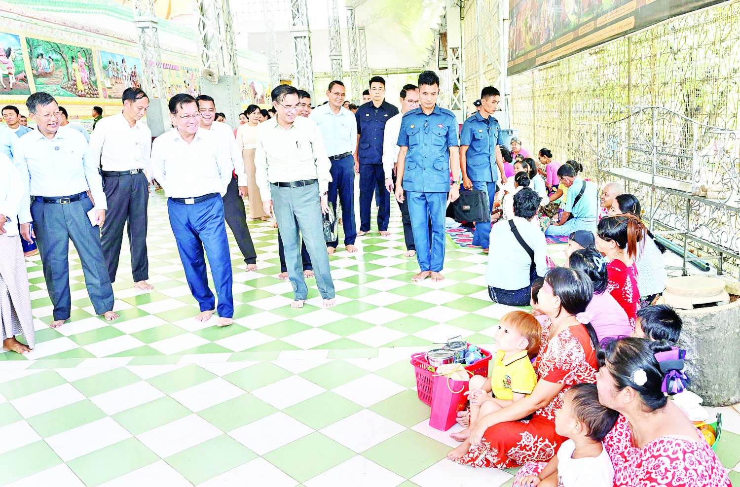 နိုင်ငံတော်လုံခြုံရေးနှင့် အေးချမ်းသာယာရေးကော်မရှင်ဥက္ကဋ္ဌ ဗိုလ်ချုပ်မှူးကြီး မင်းအောင်လှိုင် ပဲခူးမြို့ရှိ ရှေးဟောင်းသမိုင်းဝင် တန်ခိုးကြီးဘုရားစေတီများသို့ သွားရောက်ဖူးမြော်ကြည်ညို ဘုရားဖူးလာပြည်သူများအား ရင်းရင်းနှီးနှီးနှုတ်ဆက်