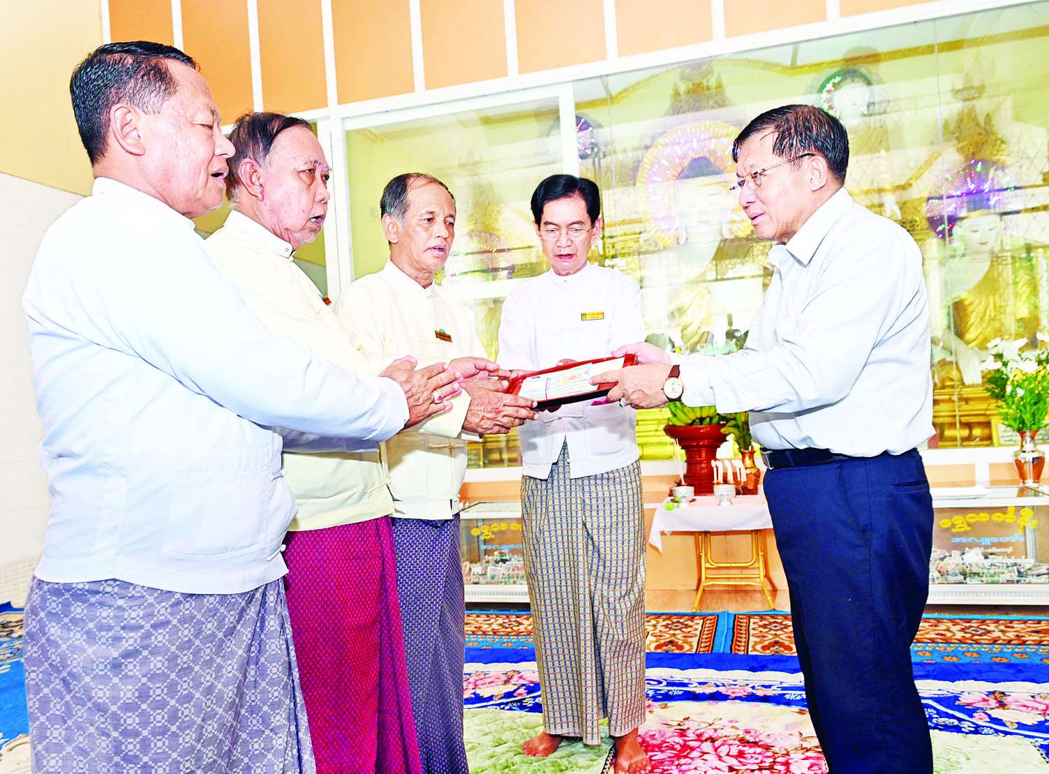 နိုင်ငံတော်လုံခြုံရေးနှင့် အေးချမ်းသာယာရေးကော်မရှင်ဥက္ကဋ္ဌ ဗိုလ်ချုပ်မှူးကြီး မင်းအောင်လှိုင် ပဲခူးမြို့ရှိ ရှေးဟောင်းသမိုင်းဝင် တန်ခိုးကြီးဘုရားစေတီများသို့ သွားရောက်ဖူးမြော်ကြည်ညို ဘုရားဖူးလာပြည်သူများအား ရင်းရင်းနှီးနှီးနှုတ်ဆက်