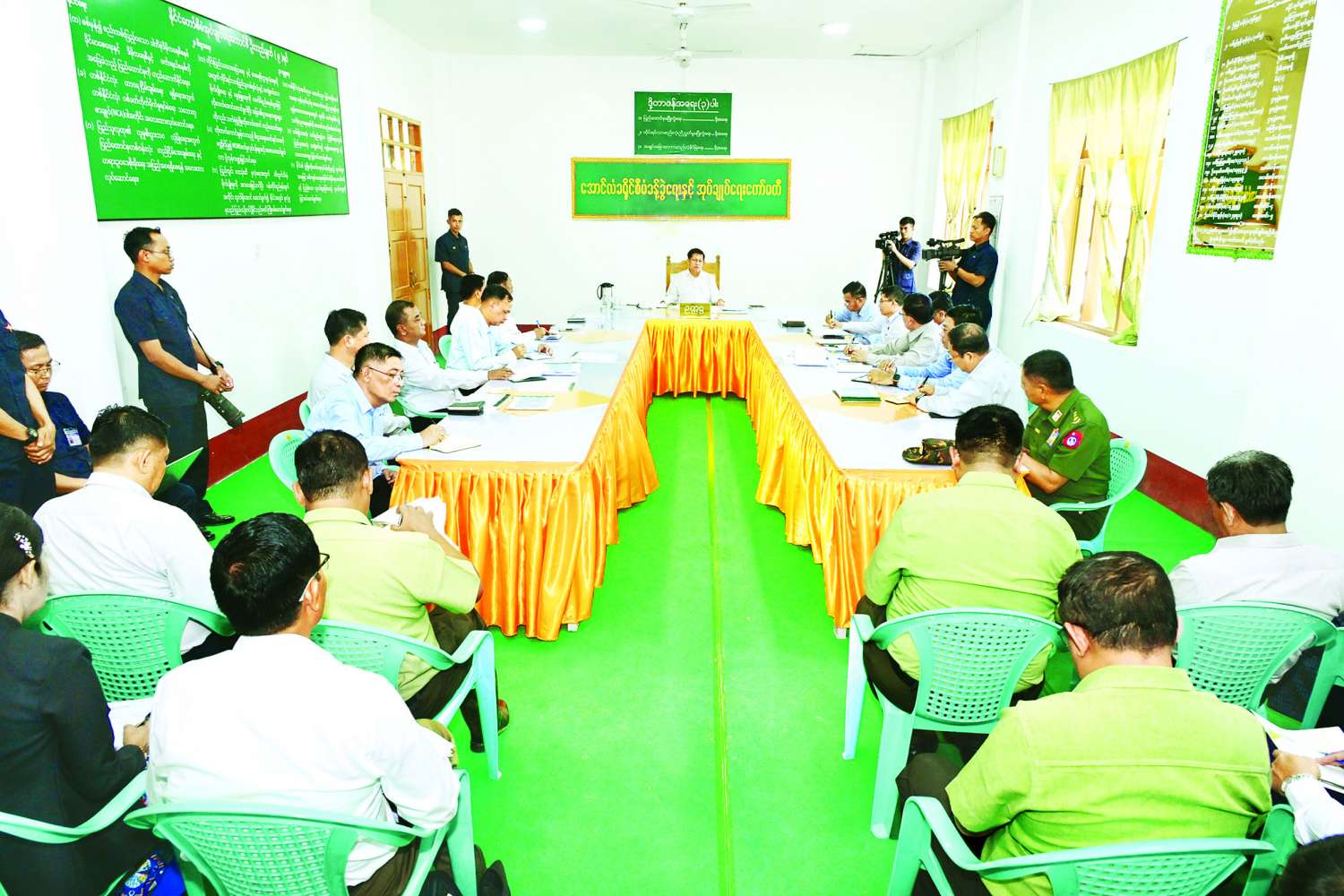 နိုင်ငံတော်လုံခြုံရေးနှင့် အေးချမ်းသာယာရေးကော်မရှင်ဥက္ကဋ္ဌ ဗိုလ်ချုပ်မှူးကြီး မင်းအောင်လှိုင် အောင်လံမြို့ရှိ ဌာနဆိုင်ရာတာဝန်ရှိသူများနှင့် တွေ့ဆုံ၍ ဒေသဖွံ့ဖြိုးတိုးတက်ရေးဆိုင်ရာများ ဆွေးနွေးမှာကြား