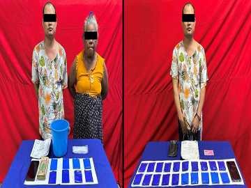 ပြစ်မှုကျူးလွန်သူများအား ဖမ်းဆီးရမိသည့် စိတ်ကြွရူးသွပ်ဆေးပြားများနှင့်အတူ တွေ့ရစဉ်။