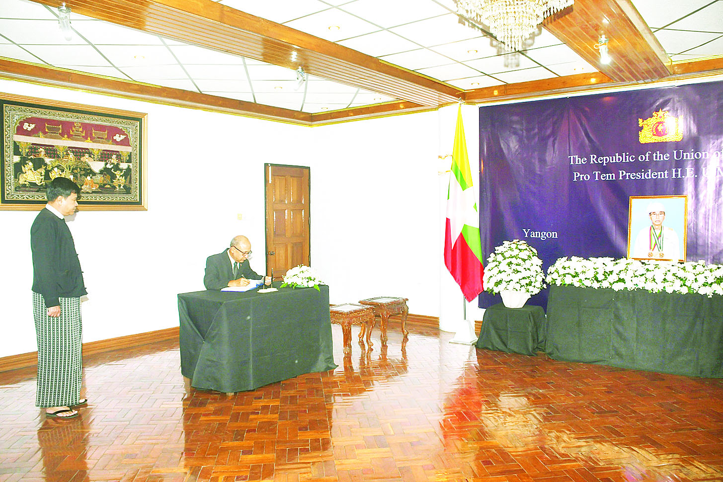 ပြည်ထောင်စုသမ္မတမြန်မာနိုင်ငံတော်၊ ယာယီသမ္မတဦးမြင့်ဆွေ ကွယ်လွန်ခြင်းအတွက် ဝမ်းနည်းကြောင်း မှတ်တမ်းစာအုပ်တွင် ရန်ကုန်မြို့အခြေစိုက်သံရုံးများမှ သံအမတ်ကြီးများနှင့် သံရုံးအကြီးအကဲများက လက်မှတ်ရေးထိုး
