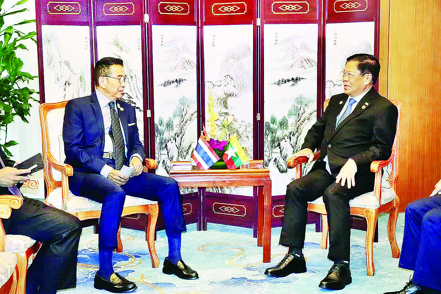 ပြည်ထောင်စုဝန်ကြီး ဦးသန်းဆွေ ထိုင်းနိုင်ငံ နိုင်ငံခြားရေးဝန်ကြီး မစ္စတာမာရစ်ဆတ်ငီယမ်ဖုန်နှင့် တရုတ်ကွန်မြူနစ်ပါတီဗဟိုကော်မတီ နိုင်ငံရေးဗျူရိုအဖွဲ့ဝင်နှင့် နိုင်ငံခြားရေးဝန်ကြီး မစ္စတာဝမ်ယိအား သီးခြားစီတွေ့ဆုံ