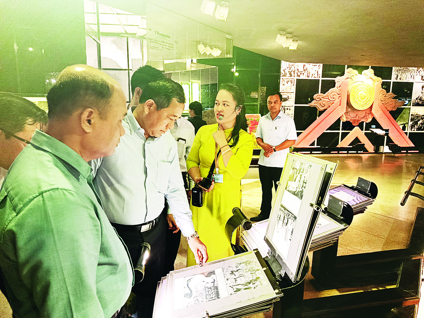 ပြည်ထောင်စုဝန်ကြီး ဒုတိယဗိုလ်ချုပ်ကြီး ထွန်းထွန်းနောင် ဦးဆောင်သော မြန်မာကိုယ်စားလှယ်အဖွဲ့ ဗီယက်နမ်နိုင်ငံ ဟနွိုင်းမြို့၌ကျင်းပသည့် နှစ်(၈၀)ပြည့် ပြည်သူ့လုံခြုံရေးတပ်ဖွဲ့နေ့ အခမ်းအနားတက်ရောက်