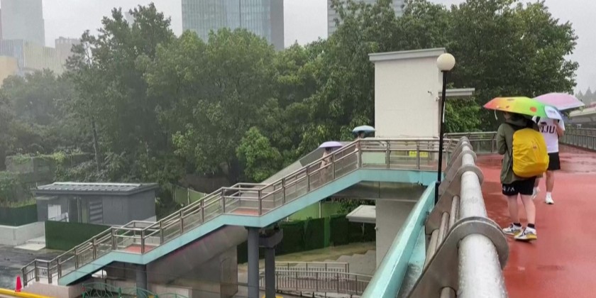 Shanghai evacuates 283,000 people as typhoon hits