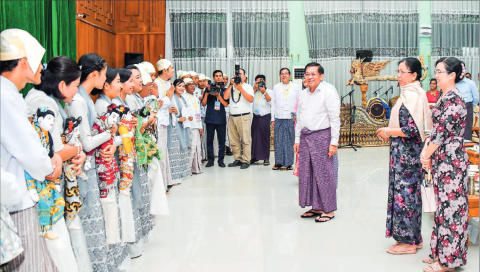 The Senior General and his wife cordially greeted members of the panel of judges for the marionette contest and contestants