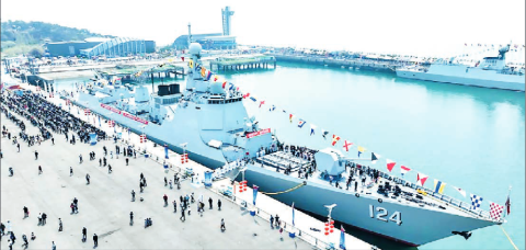 This aerial drone photo shows people visiting a navy vessel at the Qingdao International Sailing Centre pier in Qingdao, east China’s Shandong Province, 22 April 2024. The Chinese People’s Liberation Army Navy holds open day events in multiple coastal cities including Qingdao around 23 April to mark the 75th anniversary of its founding. PHOTO: MA JIEWEN/XINHUA