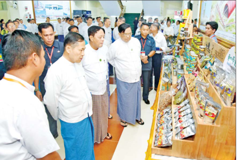 State Administration Council Vice-Chair Deputy Prime Minister Vice-Senior General Soe Win views the products displayed at yesterday’s meeting.