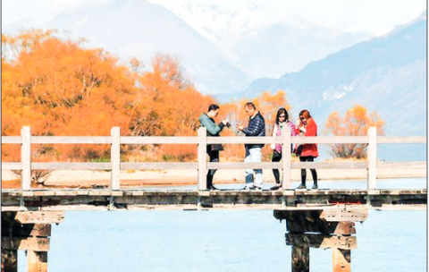 Chinese tourists visit Glenorchy, New Zealand. PHOTO: SU LIANG/FILE