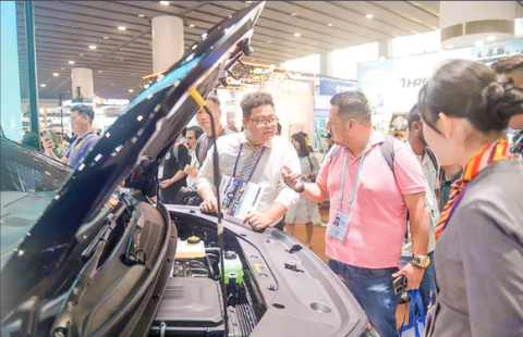 Visitors look at a new energy vehicle during the Canton Fair in Guangzhou, south China’s  Guangdong Province, 15 October 2024. PHOTO: XINHUA