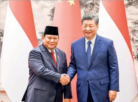 Chinese President Xi Jinping (right) holds talks with Indonesian President Prabowo Subianto in Beijing on Saturday. PHOTO: XINHUA