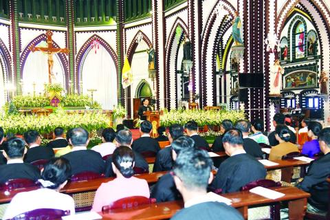 နိုင်ငံတော်စီမံအုပ်ချုပ်ရေးကောင်စီဥက္ကဋ္ဌ နိုင်ငံတော်ဝန်ကြီးချုပ် ဗိုလ်ချုပ်မှူးကြီး မင်းအောင်လှိုင် ခရစ်တော်မွေးနေ့ (ခရစ္စမတ်) ကျေးဇူးတော်ချီးမွမ်းခြင်းအခမ်းအနားသို့ တက်ရောက်ချီးမြှင့်