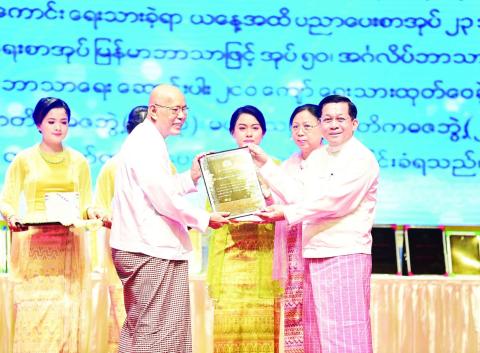 (၇၅) ကြိမ်မြောက် စိန်ရတုအမျိုးသားစာပေဆုအထိမ်းအမှတ် ၂ဝ၂၃ ခုနှစ်အတွက် အမျိုးသားစာပေတစ်သက်တာဆု၊ အမျိုးသားစာပေဆုနှင့် စာပေဗိမာန်စာမူဆု ဆုနှင်းသဘင်အခမ်းအနားကျင်းပ နိုင်ငံတော်စီမံအုပ်ချုပ်ရေးကောင်စီဥက္ကဋ္ဌ နိုင်ငံတော်ဝန်ကြီးချုပ် ဗိုလ်ချုပ်မှူးကြီး မင်းအောင်လှိုင်နှင့် ဇနီး ဒေါ်ကြူကြူလှ တက်ရောက်ချီးမြှင့်ပေးအပ်