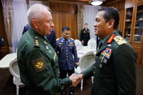 ရုရှားနိုင်ငံ ကာကွယ်ရေးဝန်ကြီးဌာန ဒုဝန်ကြီး ဗိုလ်ချုပ်ကြီး Aleksandr Fomin သည် မလေးရှား တပ်မတော် စစ်ဦးစီးချုပ် ဒုတိယ ဗိုလ်ချုပ်ကြီး Arman Rumaizi bin Haji Ahmad နှင့် တွေ့ဆုံ
