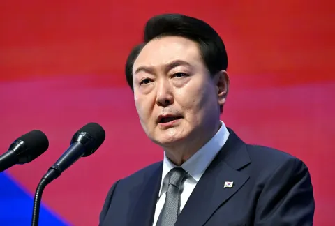 တောင်ကိုရီးယားသမ္မတ ယွန်ဆပ်ယိုးကိုဖြုတ်ချရန် စွပ်စွဲပြစ်တင်ခြင်းအတွက် ပါလီမန်တွင် မဲခွဲဆုံးဖြတ်ခဲ့ရာ လုံလောက်သည့် မဲအရေအတွက်မရဘဲ အရေးနိမ့်သွားခြင်းကြောင့် ပထမအကြိမ်ကြိုးစားမှုသည် မအောင်မြင်